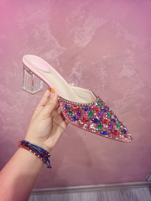 Офицални обувки с нисък ток и цветни камъни