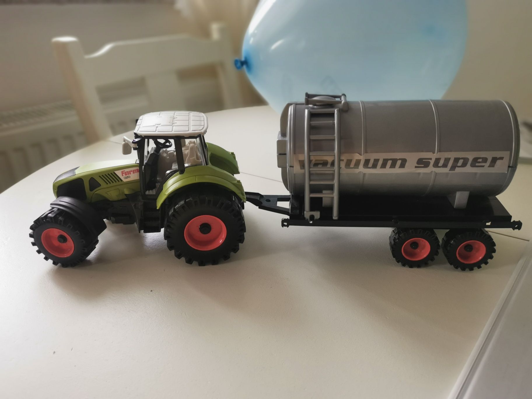 Tractor cu rezervor de apa