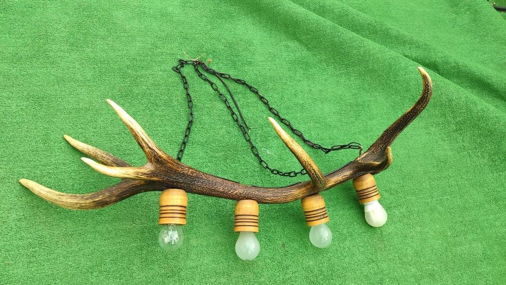 Ръчно изработен полилей от еленови рога с ръчно изработени дървени чаш