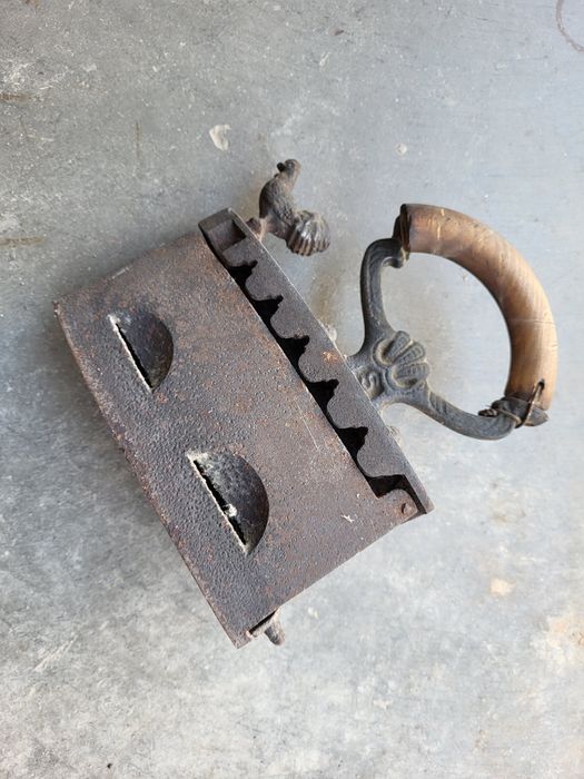 Старинна ютия на въглища