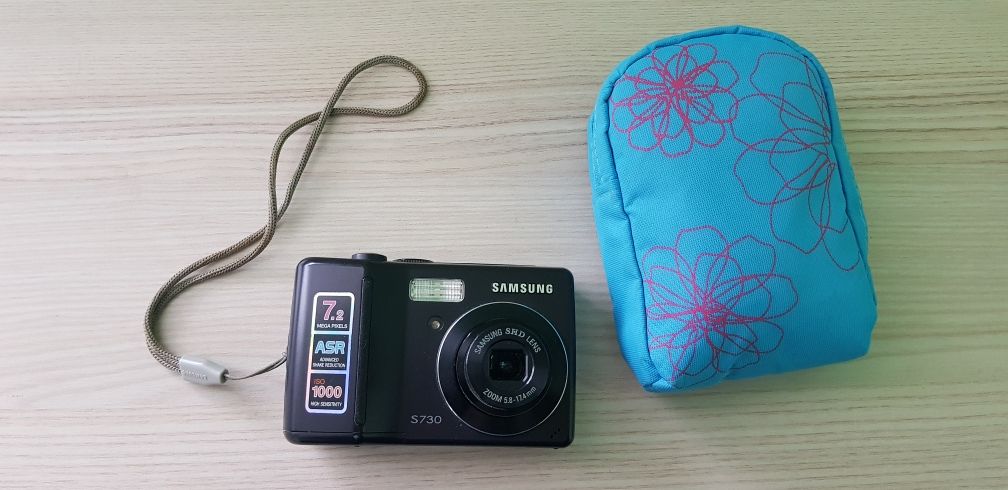 Фотоапарат Samsung за части с SD карта и калъфче