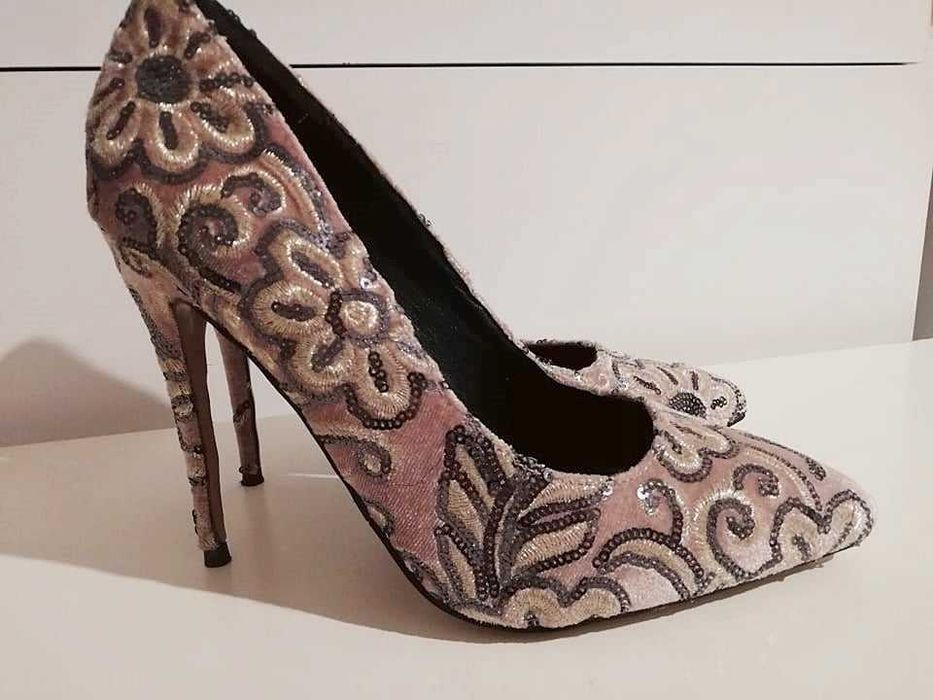 Pantofi stiletto Valerio 1996
Pantofi italieni, din piele, marimea 38