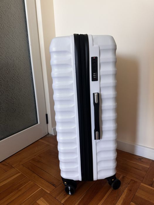 Бял куфар с размери 49х78