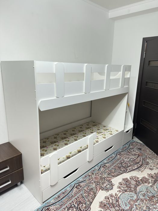 Продам двухярусную детскую кровать