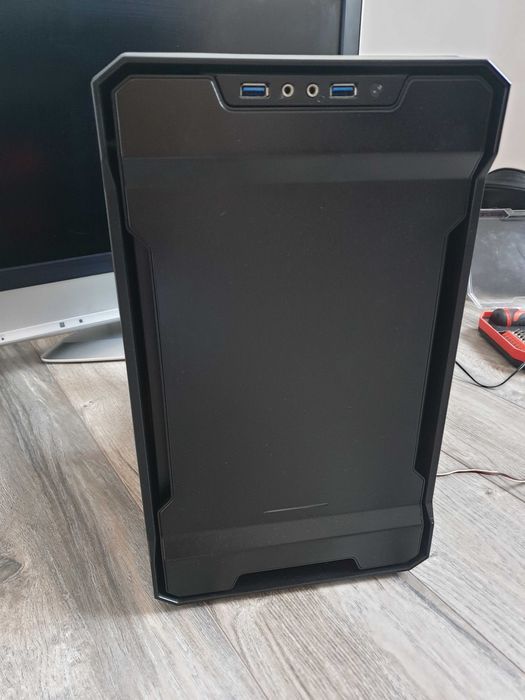 Carcasa Phanteks ENTHOO EVOLV ITX + sursa 700w