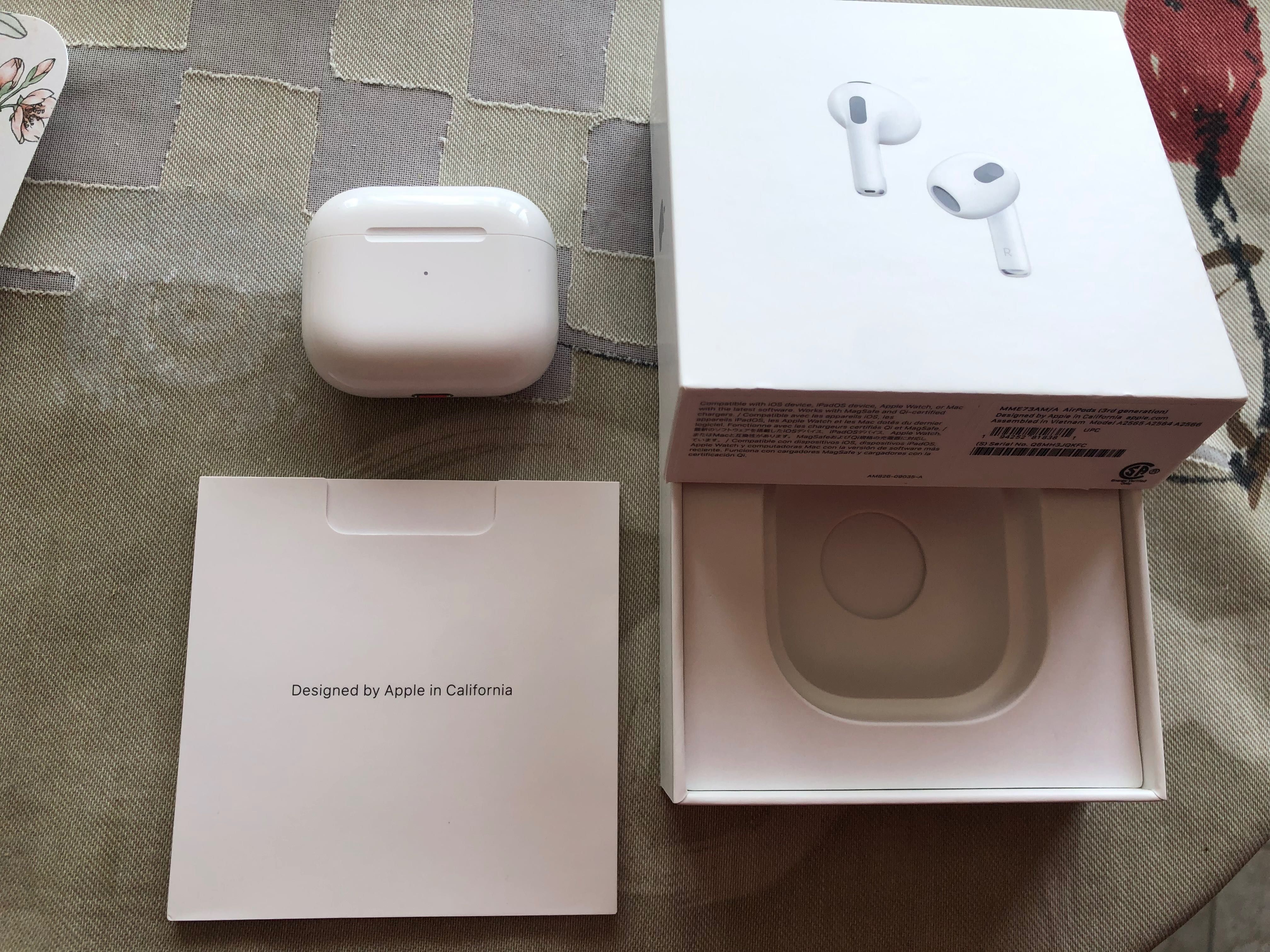 Зарядна кутия за AirPods 3