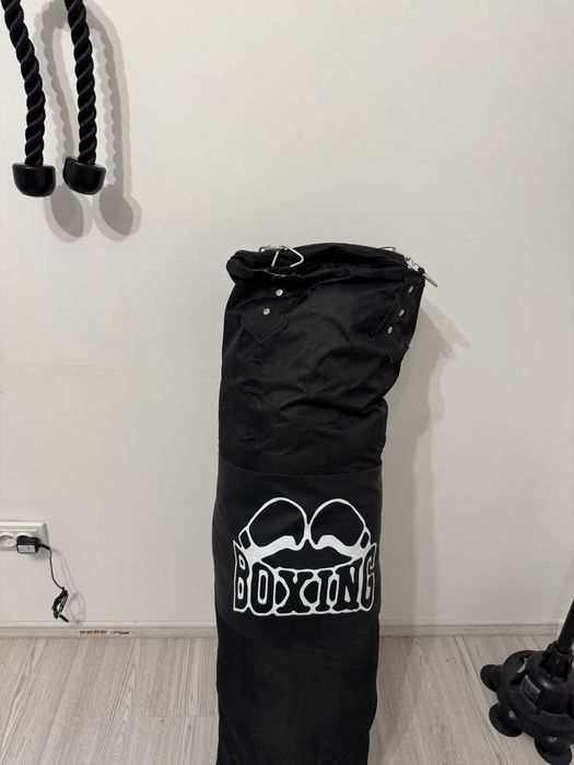 Sac de box umplut cu nisip si haine