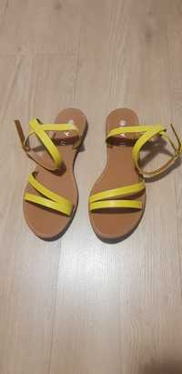 Жълти сандали с каишки