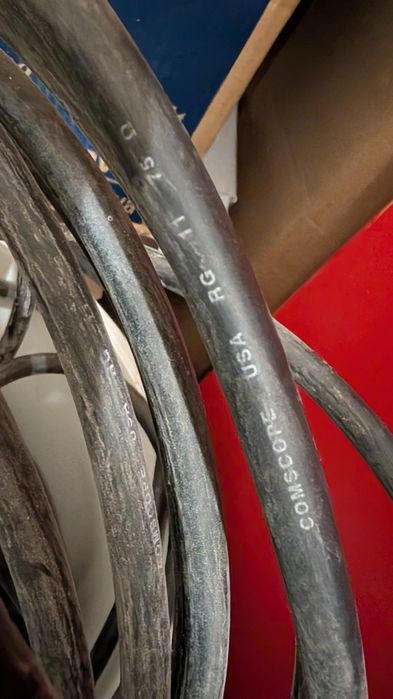 Дълъг коаксиален кабел с букса за антена