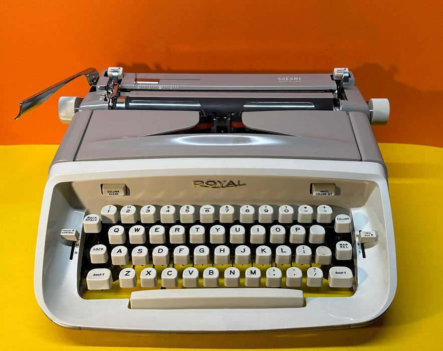 Пишеща Машина Royal Made in USA 3Цвята Qwerty клавиатура топ състояние
