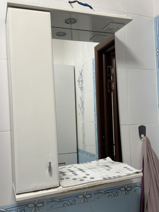 Продам тумбу с раковиной и зеркалом