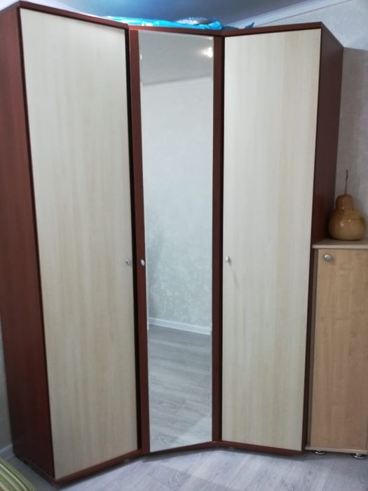 Угловой шкаф с вешалками, антресолью и полками + по бокам с полками