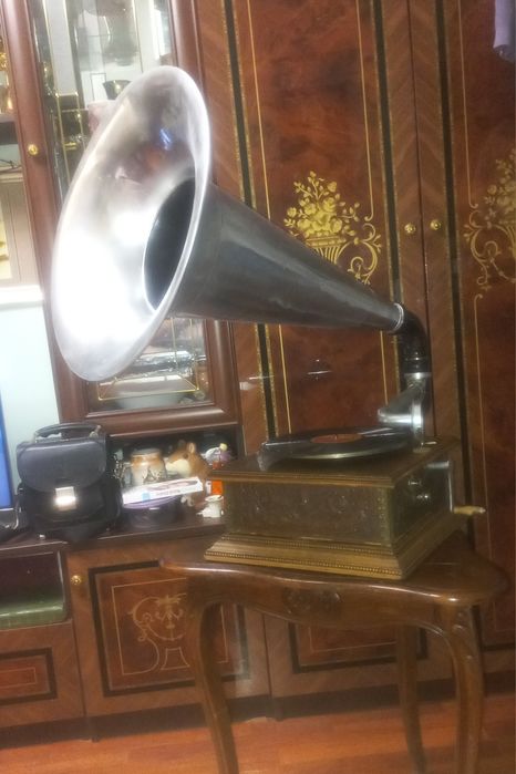 Старинный граммофон начало XX века