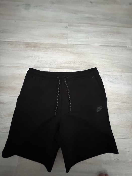 Pantaloni Nike Tech scurti