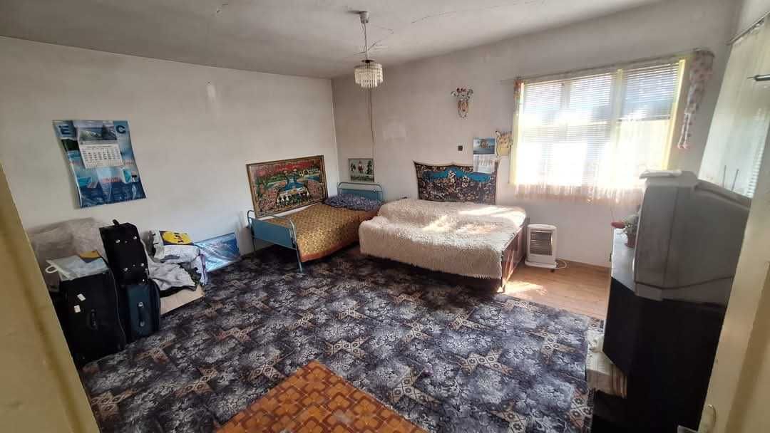 Продавам две къщи