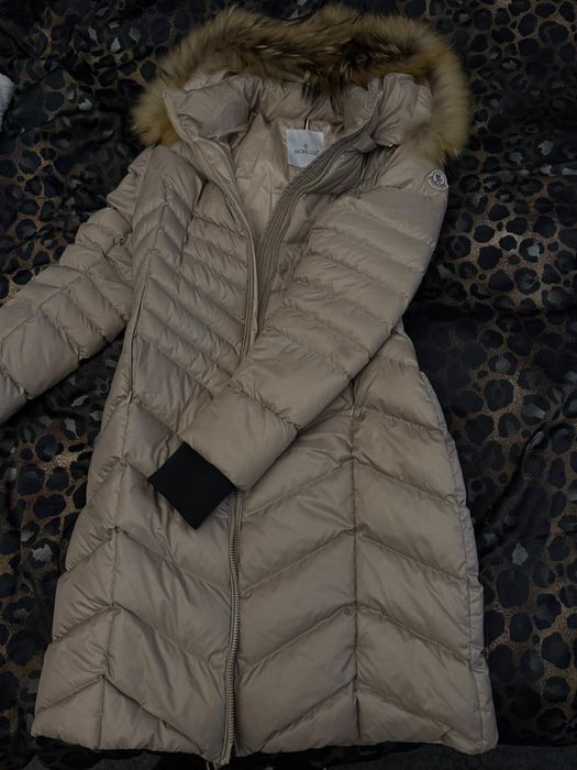 Moncler със естествен пух. Качулката се сваля