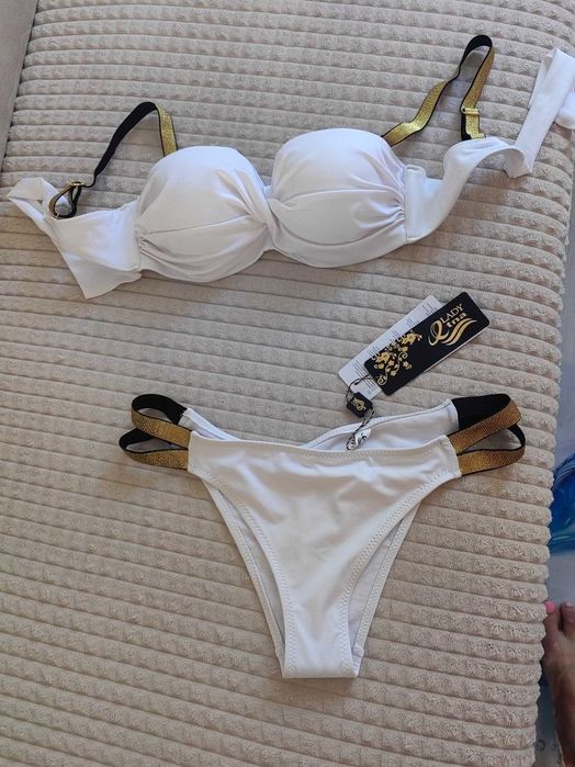 Продавам бял нов бански