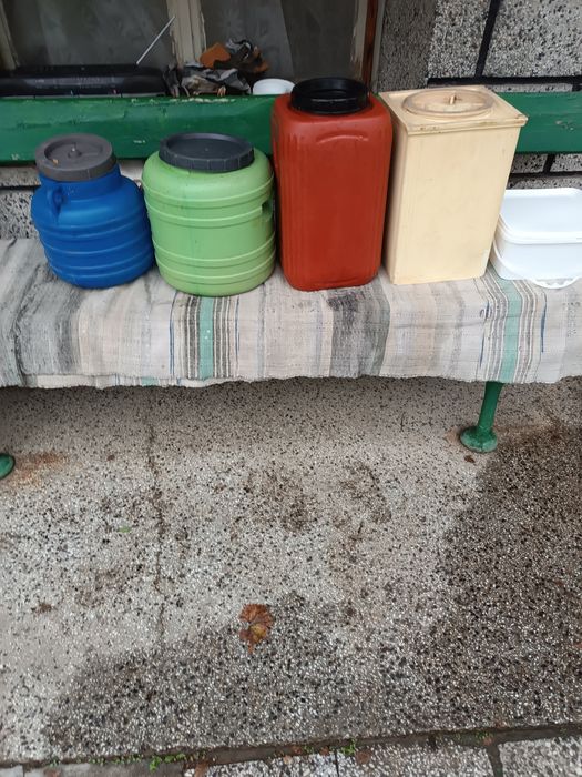 Пластмасови бидони за зимнина и кофи от сирене