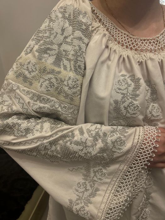 Cămașă cu mărgele cusuta manual