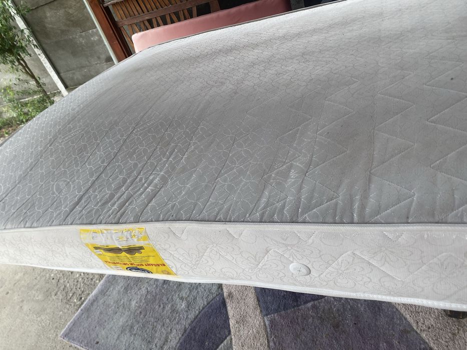 Vând saltea  ortopedică în stare super bună aproape nouă dimensiuni200