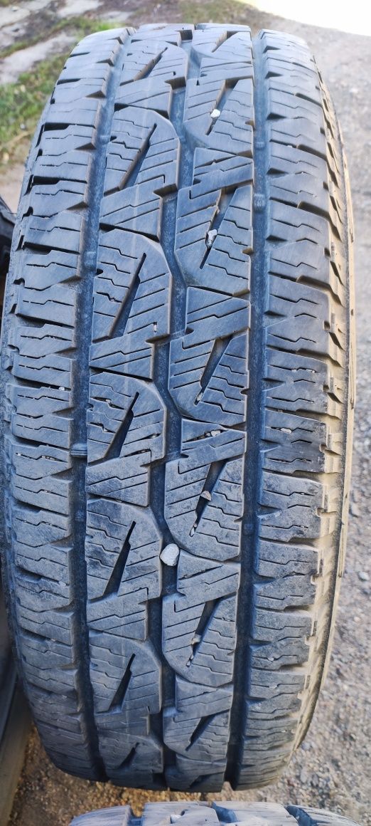 Bridgestone dueler 001 AT 215/70 R16