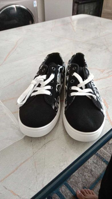 Sportni oyoq kiyim, xitoyniki yangi kiyilmagan, agar kiyilgan boʻlsa