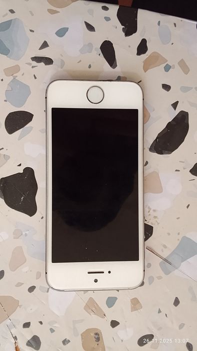 Продам айфон 5 .