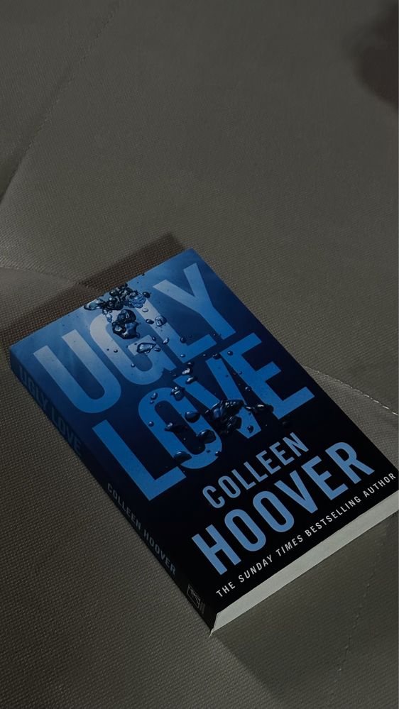 Книга на английском языке «Ugly Love» by Colleen Hoover