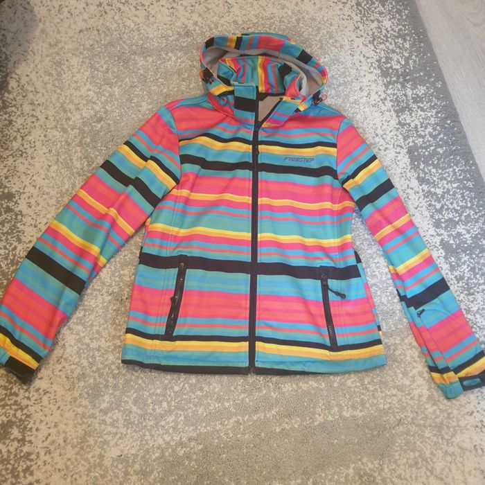 Geaca sport cu gluga