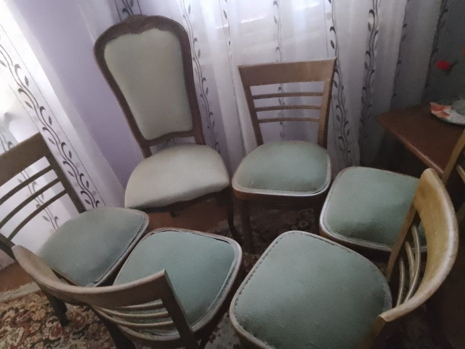 Vând set de 5 scaune vechi (vintage) din lemn masiv, tapițate.