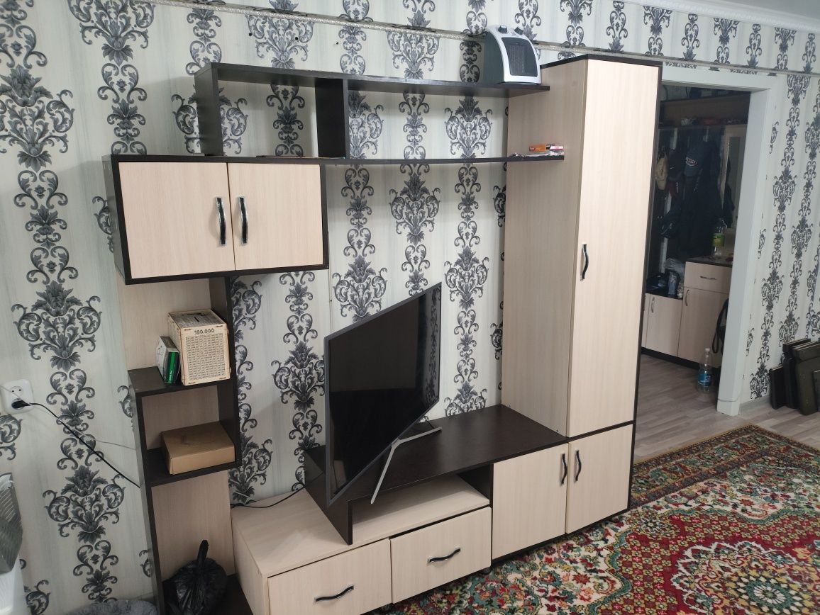 Продам диван, прихожую, горку.