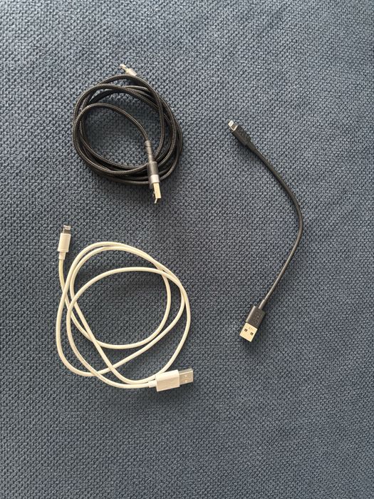 Acesorii iPhone (huse+cabluri incarcare lightning)- vand si separat