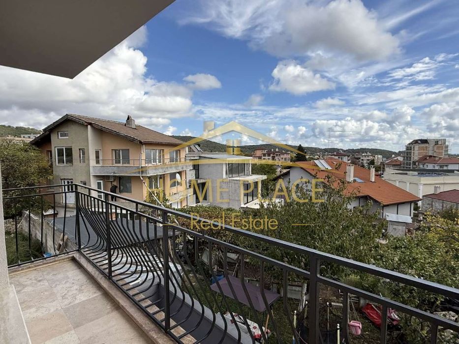 Тристаен етаж от къща в кв.Виница