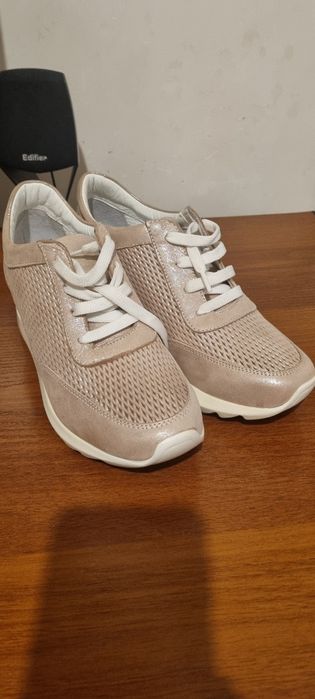 Кожаные кроссовки 37р