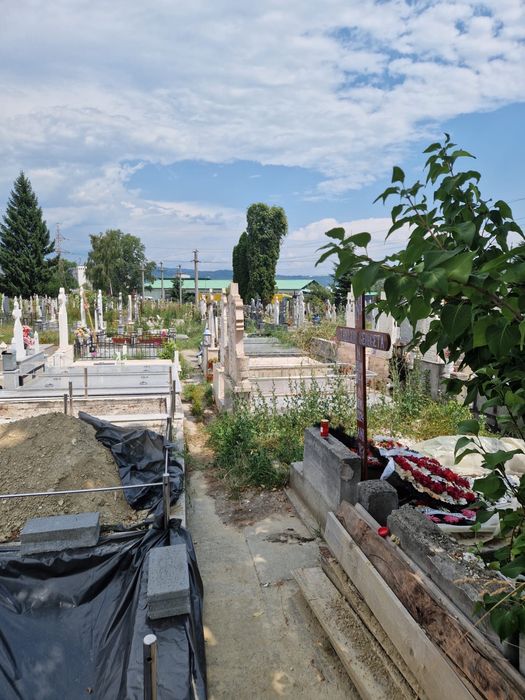 Vând loc de veci în cimitir Cetațuie Nord