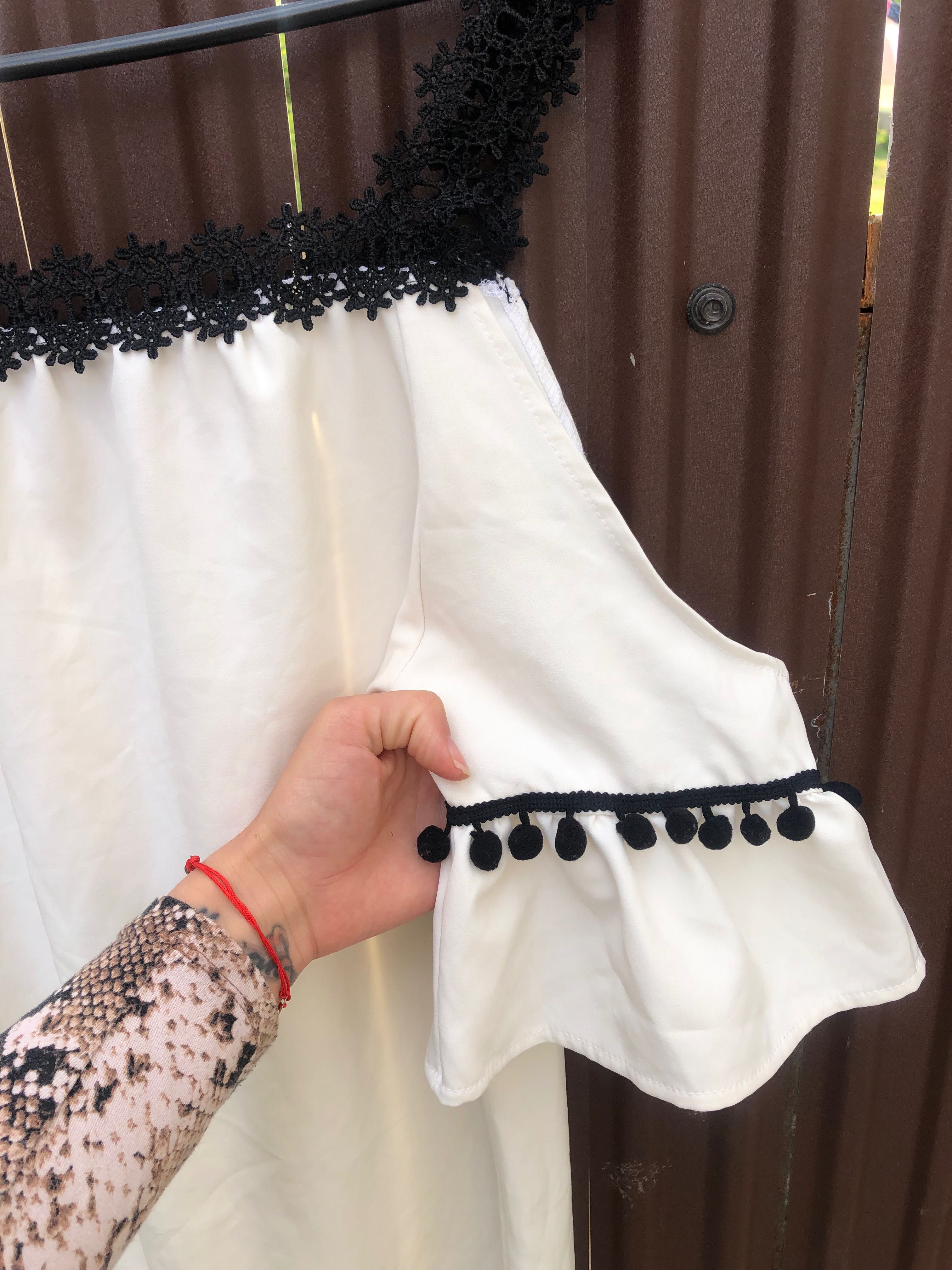 Rochie de zi elegantă alb cu negru mâneci clopot .