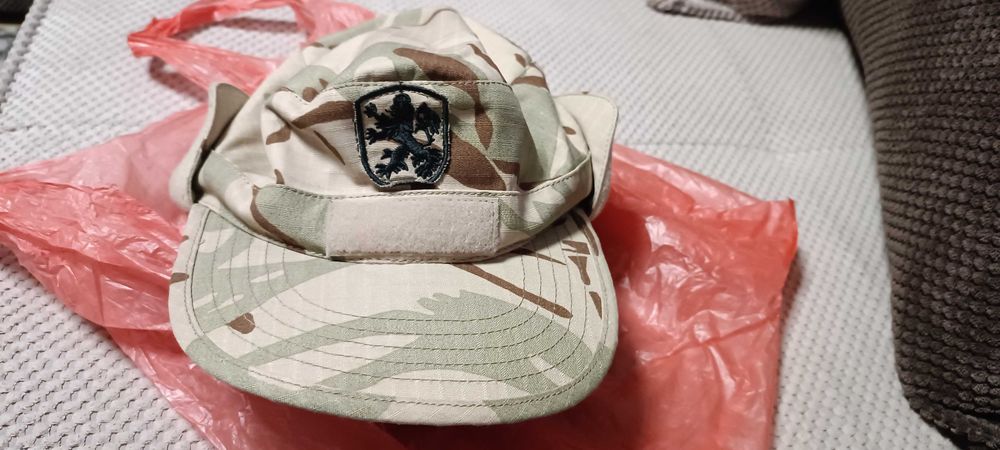 военни маскировъчни дрехи и пособия