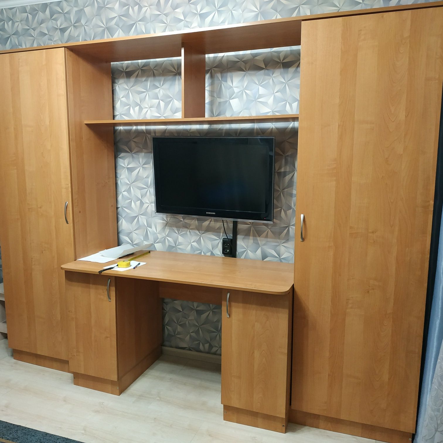 Срочно! Продам шкафы и стол не дорого
