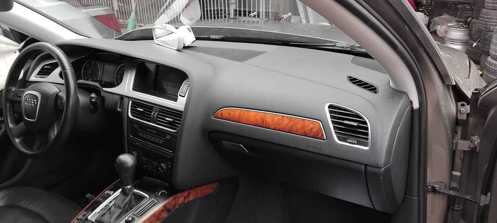 Dezmembrez Audi A4 B8 2.0 TDi an 2009 cod motor CAGA