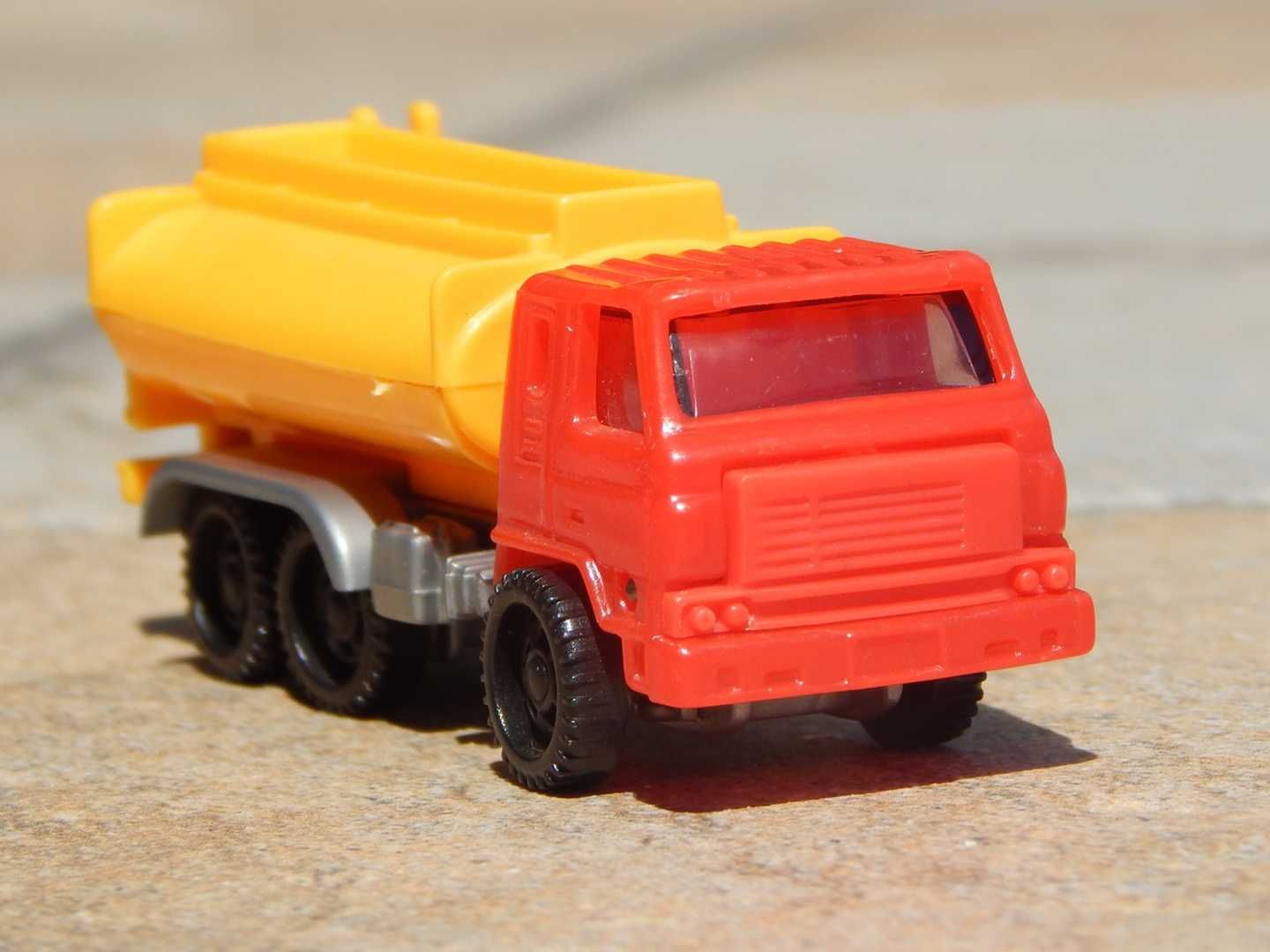 Macheta autocamion cisterna Nissan Diesel CW V8 1:87 HO plastic