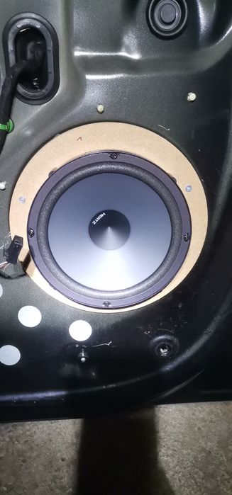Montaj instalare subwoofer auto, statii, boxe usi