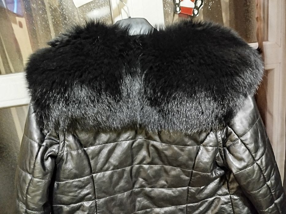 Vând haina de piele cu blană naturală