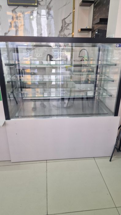 Продам кондитерскую ветрину