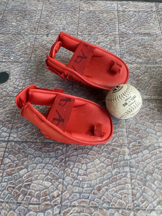 Minge de fotbal Kappa ; Mingi și mănuși de baseball
