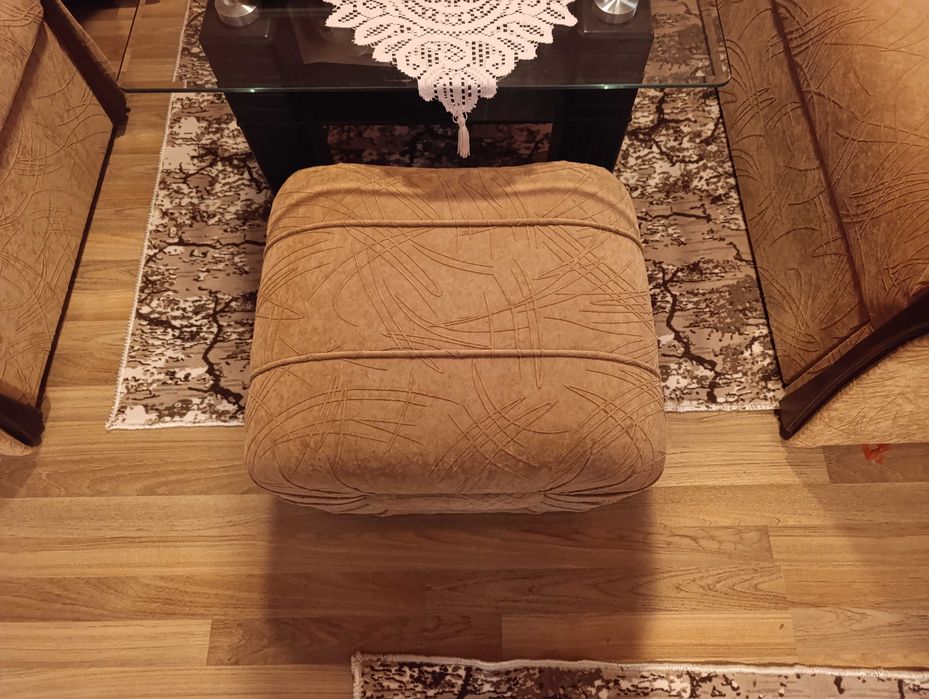 Диван с фотьойли и табуретки