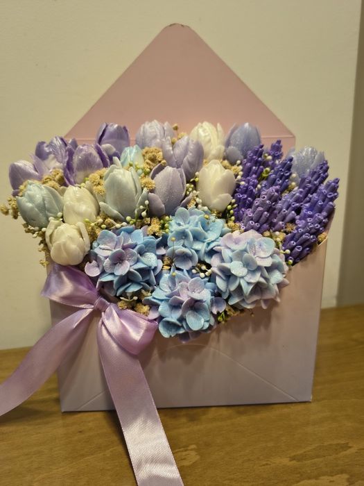 Аранжировки от ароматни сапунени цветя