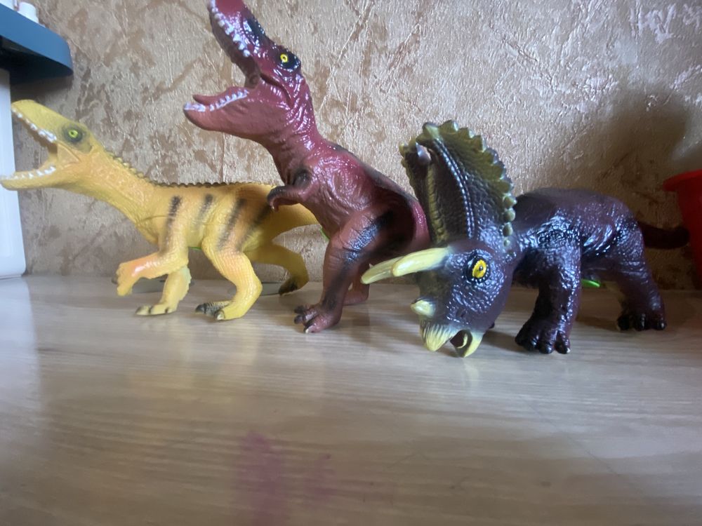 Продам динозавров, новые