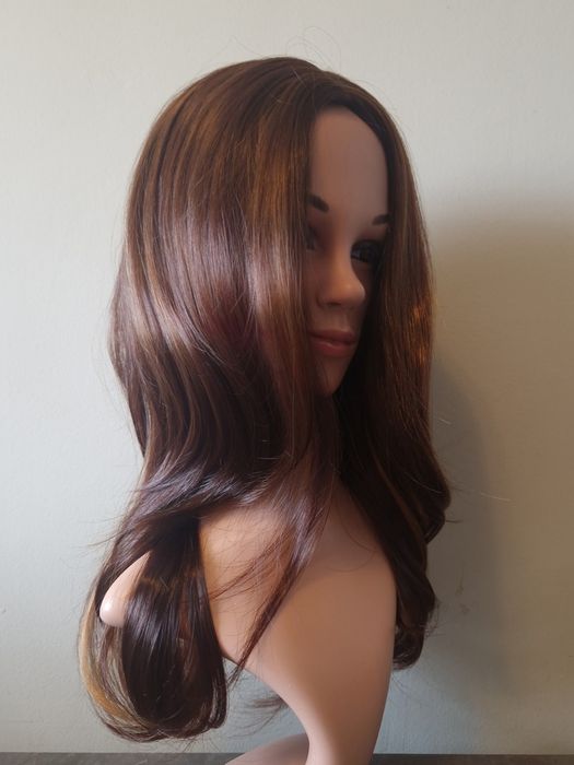 Кестенява перука с руси кичури на път