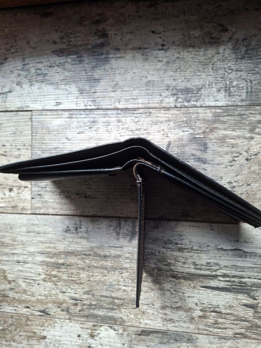 Portofel bărbătesc din piele - elegant și rezistent
Iată un exemplu d