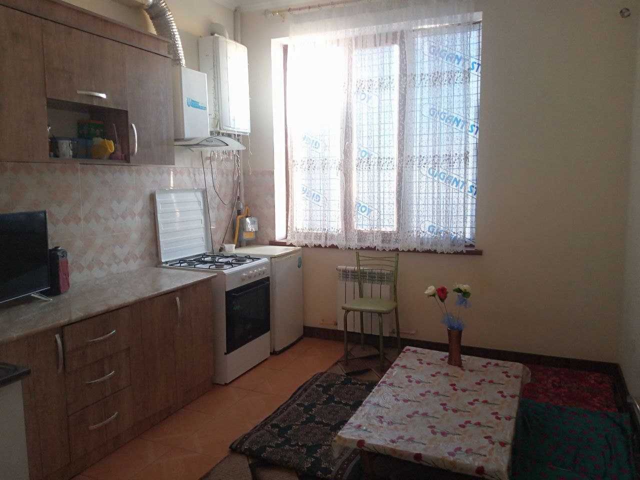 Tamojni orqa tomonida 5 etajli uyni 2 etaji